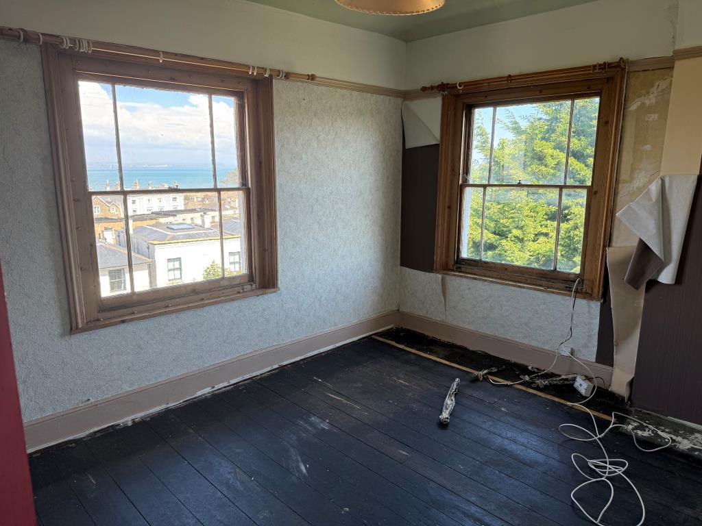 Lot: 156 - TWO STOREY THREE-BEDROOM FLAT FOR IMPROVEMENT WITH STUNNING SEA VIEWS AND PLANNING FOR SPLITTING IF PREFERRED - A Duel Aspect Room in Flat Seven